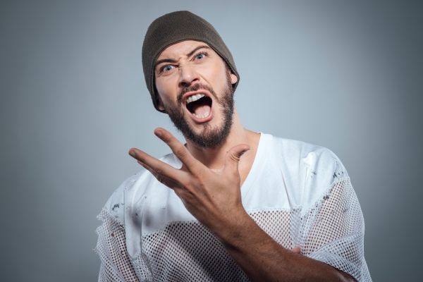 Genitore preoccupato che parla con il figlio adolescente, cattive compagnie